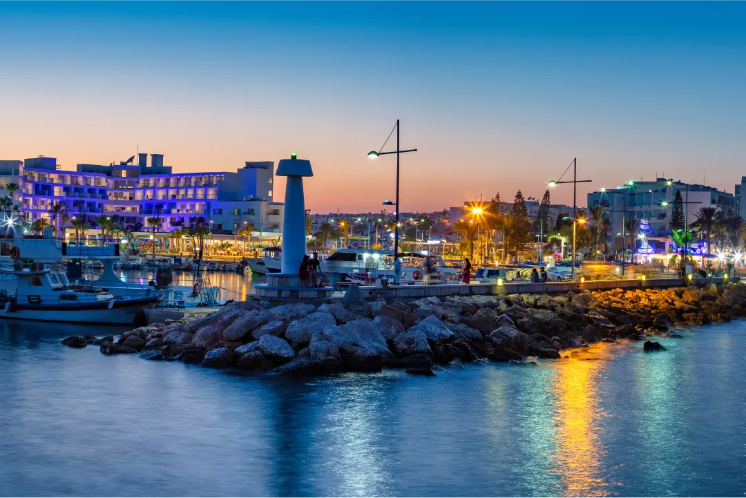 Ayia Napa, Zypern - Bekannt für kristallklares Wasser und Party-Szene, Paradiesische Strände und lebendiges Nachtleben